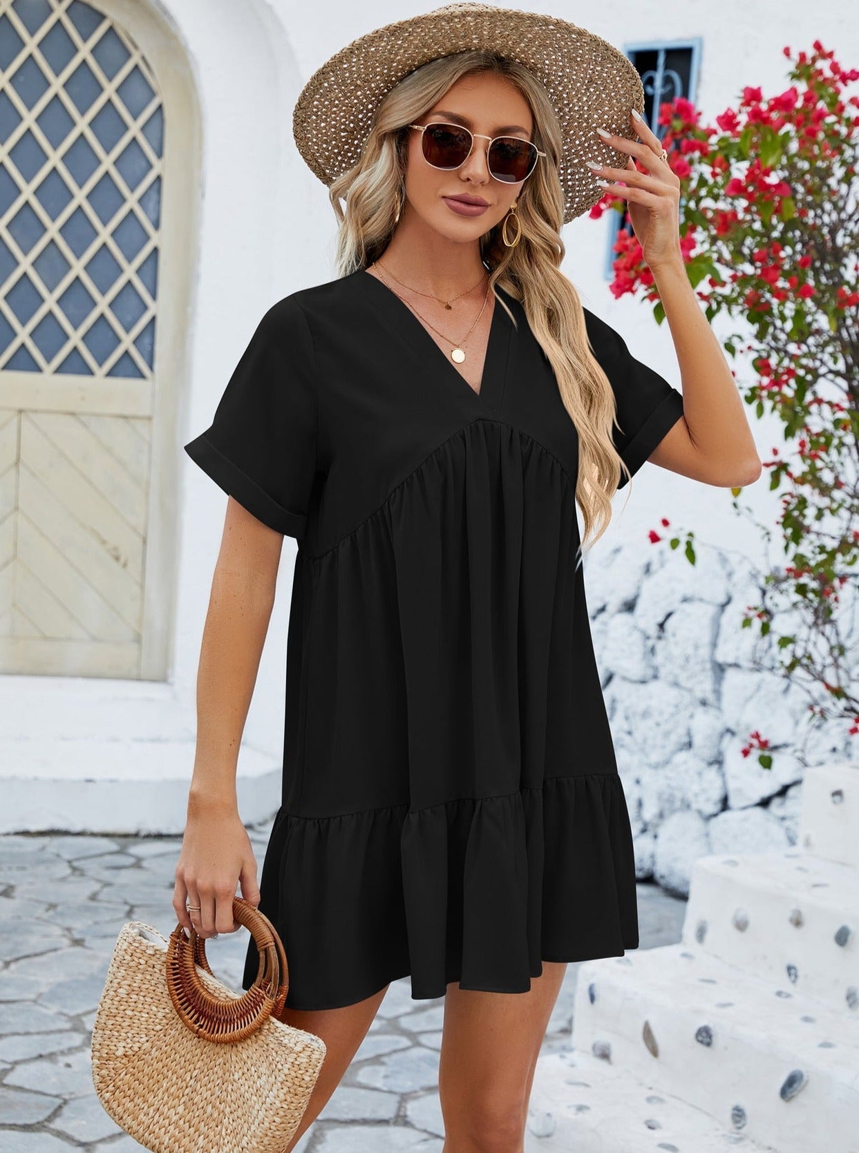 Robe ample plissée noire à col en V