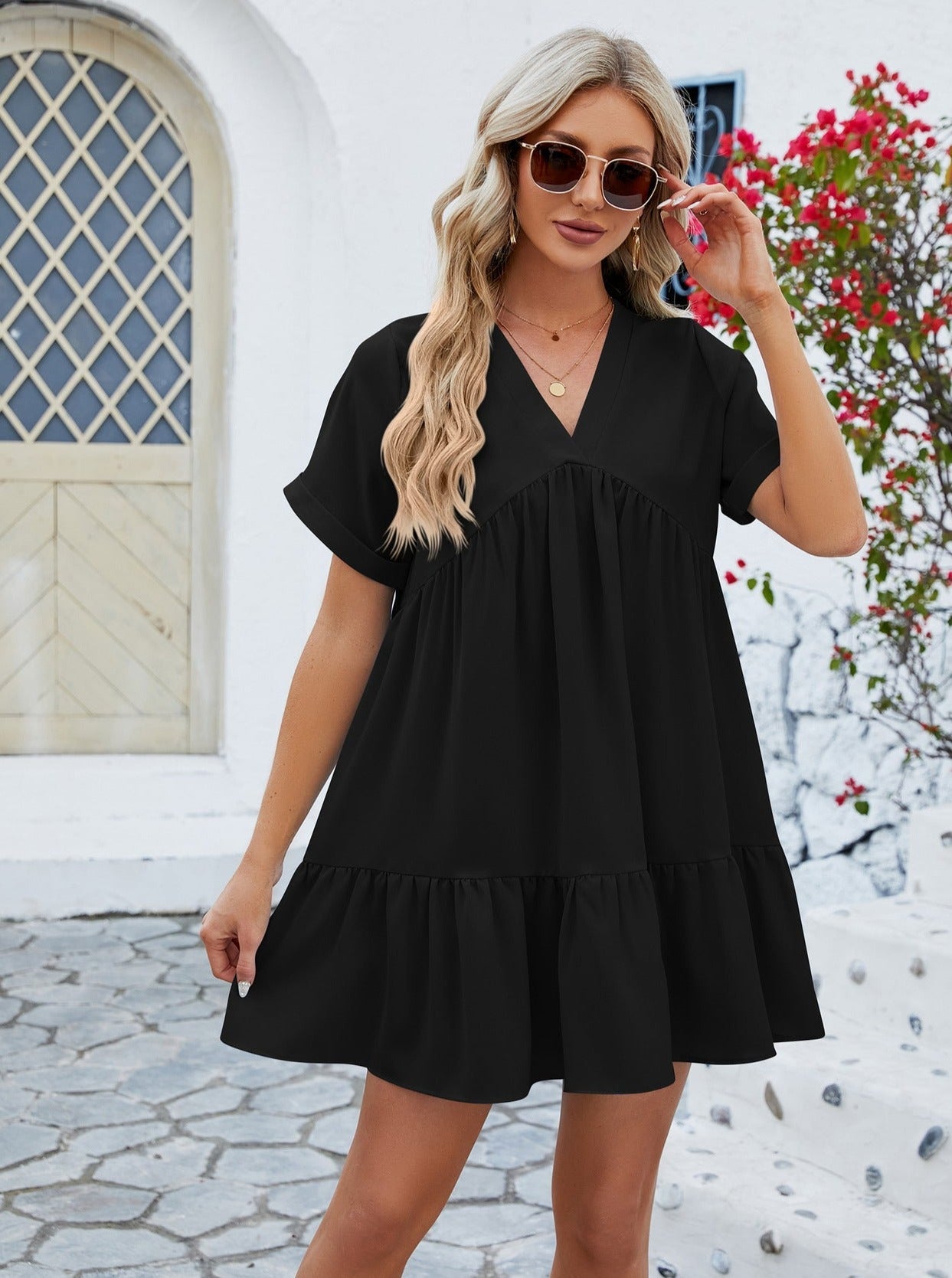 Robe ample plissée noire à col en V