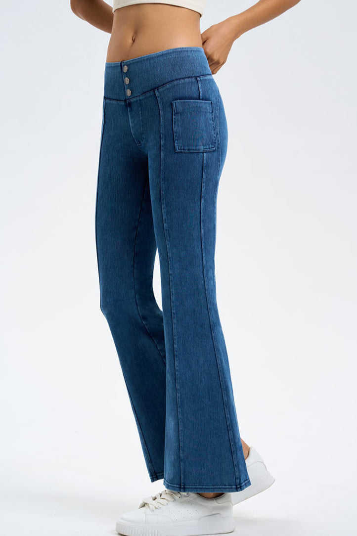 Jeans mit ausgestelltem Bein und Knopfdetail