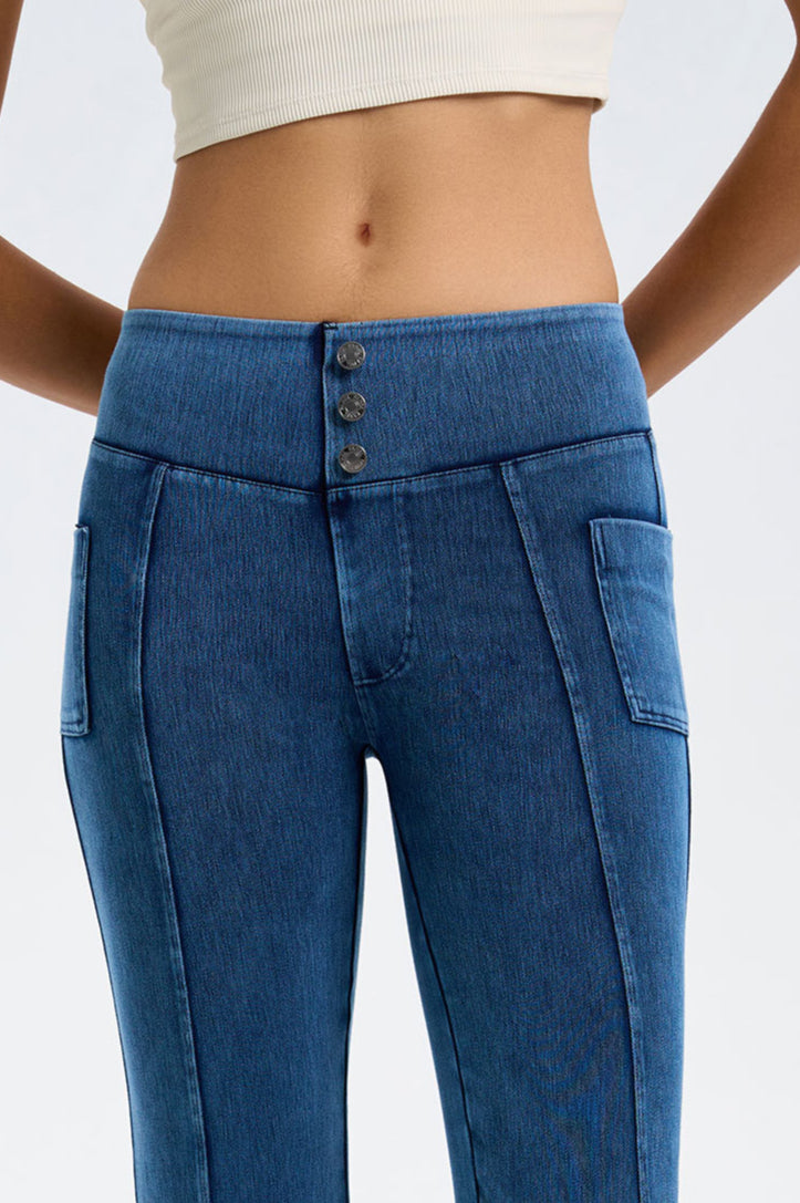 Jeans mit ausgestelltem Bein und Knopfdetail